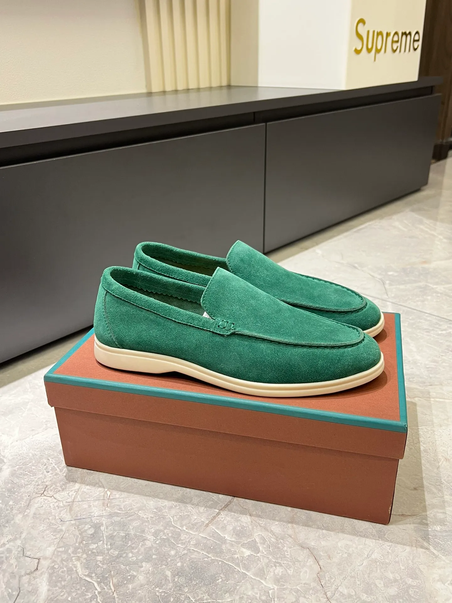 Men's shoes 💰p360 "Loro men's shoes 💰pian'*" Classic L men's shoes for couples 💰p Top version British flat loafers, a must-have item in old money style, the minimalist design is eye-catching and durable, a plus point for dressing The soft foot feel and texture are outstanding. They don’t scratch your feet and are very nice. They are matched with soft and waxy soles. They can be worn daily for a long time without getting tired. They are easy to wear, versatile and classic items, with perfect foot feel and texture! Imported cashmere fabric, the lining is made of imported A-grade water-dyed cow lining, the top version of the genuine leather midsole is sewn with pure handmade mark thread! Size: Female 35-40 (34. Customized) Male 38-44 (45.46. Customized)